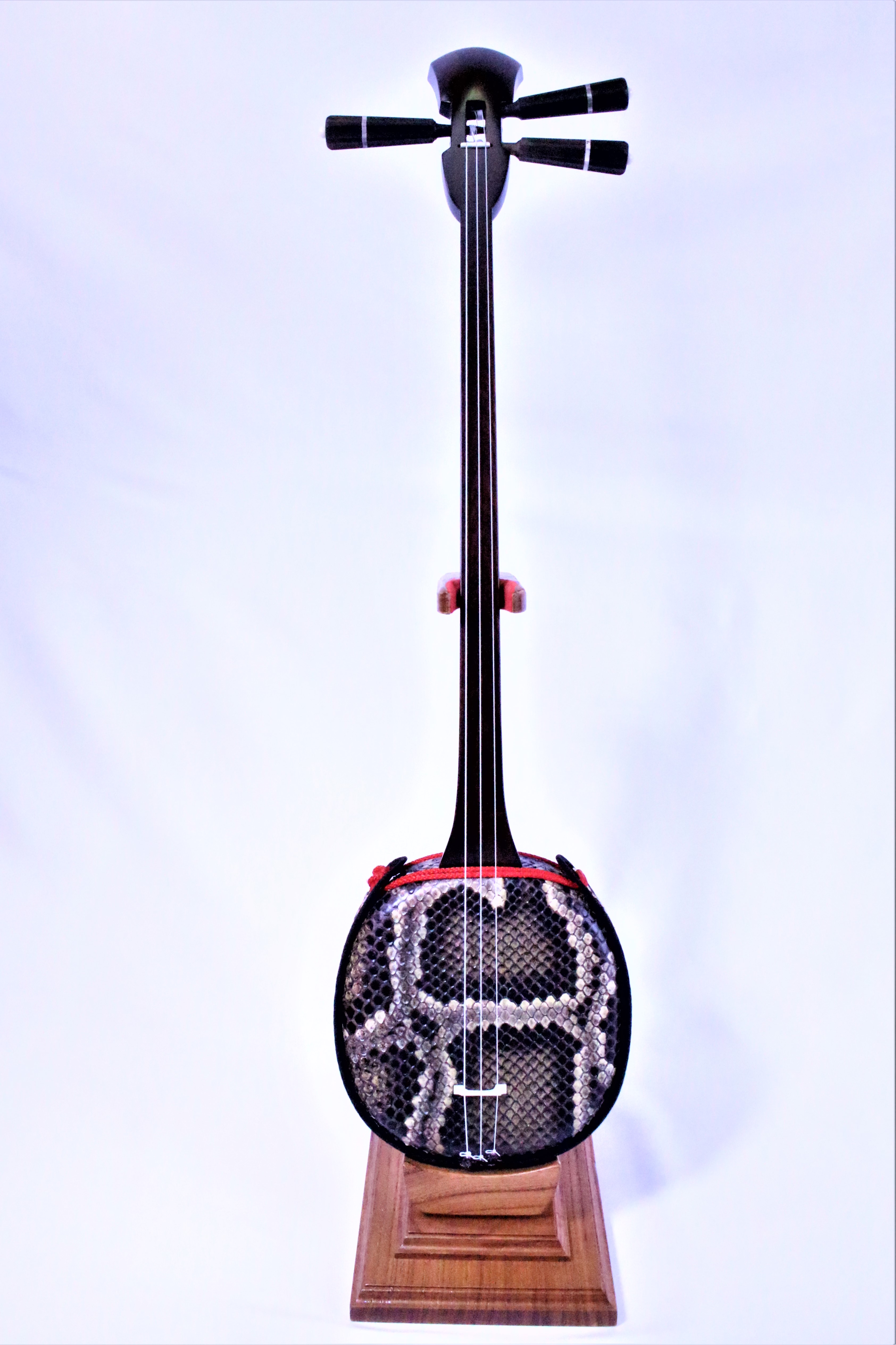 沖縄三線ワンランク上(上質黒檀)真壁型本皮一枚張りスンチ塗り期間限定