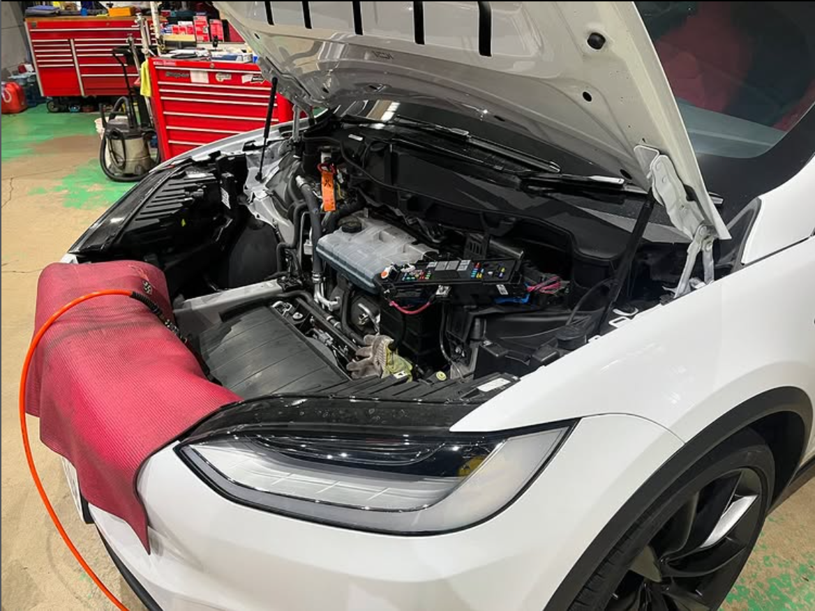 Tesla Model X】走行中に突然の「低電圧」警告！緊急入庫とシステム