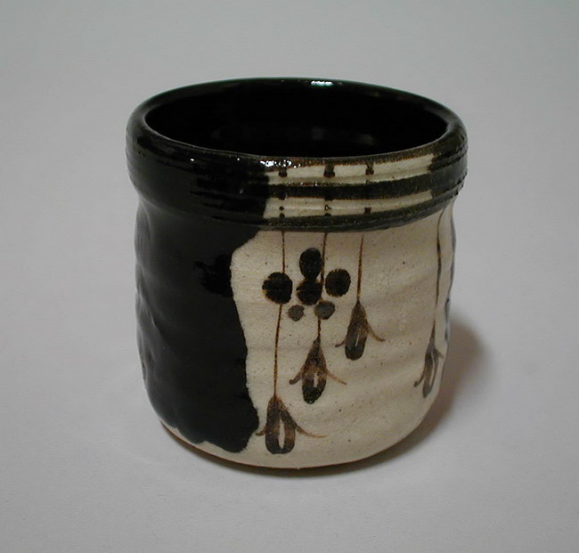 一宮市博物館データ検索システム｜佐々木八十二（瑞光窯）「黒織部湯呑」