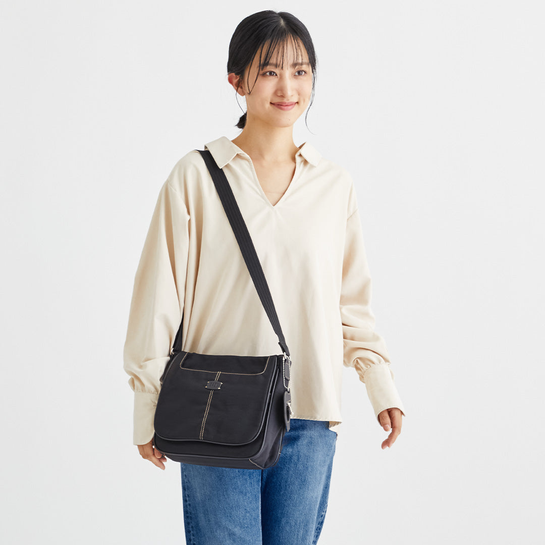 ZAZA シワナイロンリンゴチャーム付きショルダーバッグ EL5702