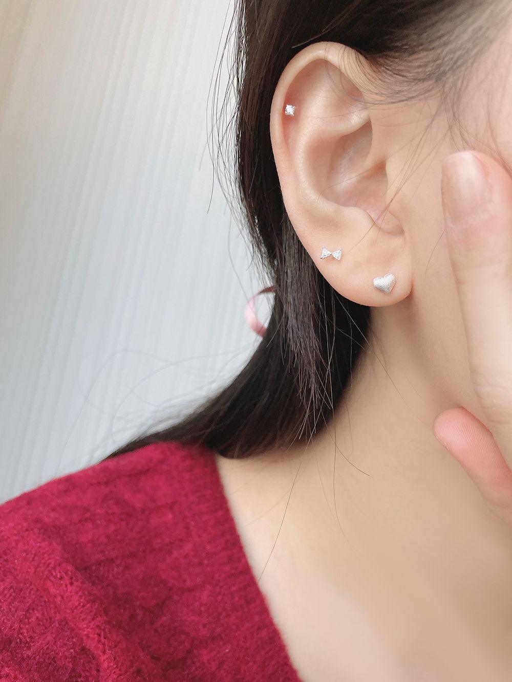 即納】 [925 Silver]超ミニ キュービック シルバー ピアス 18G 韓国