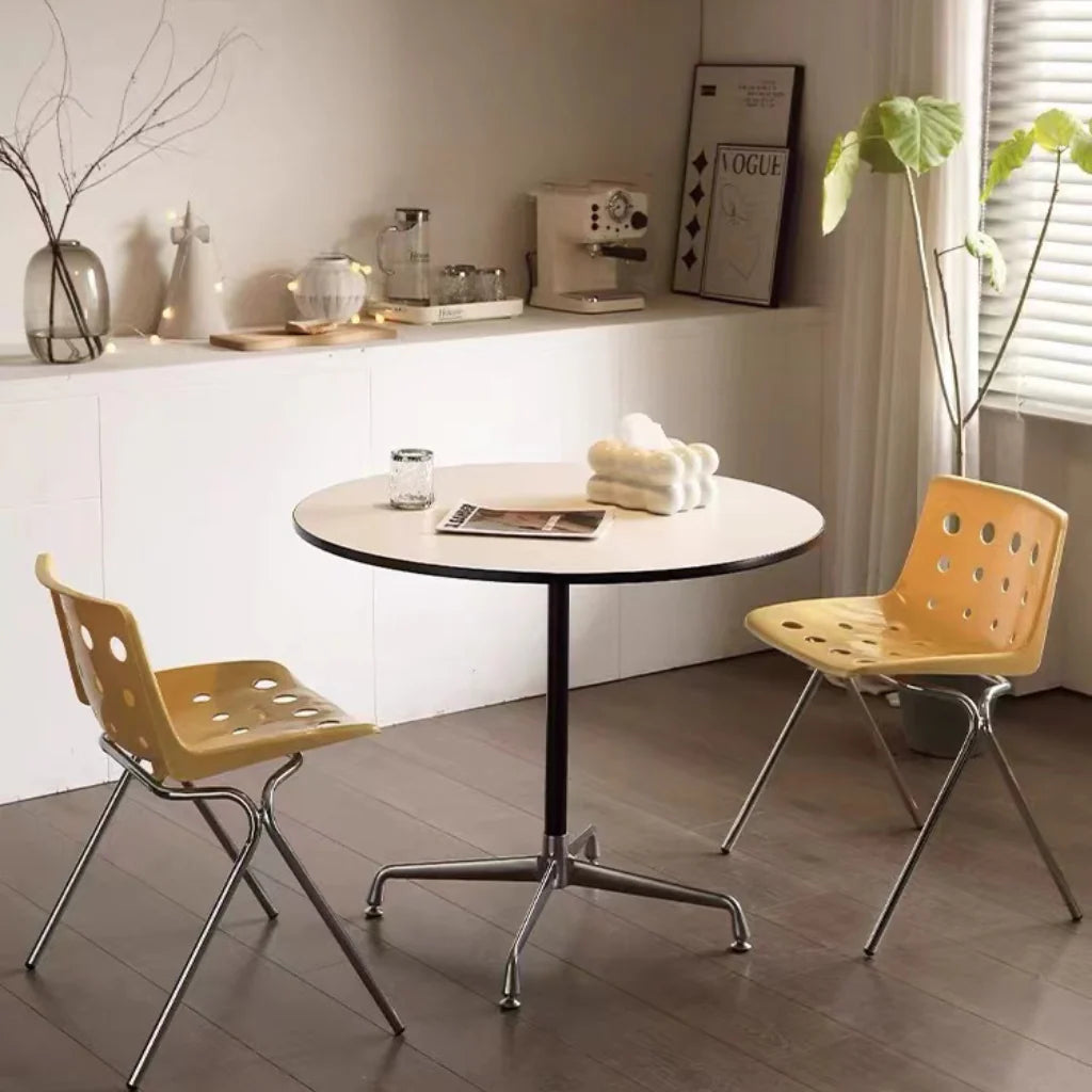 monotoneroundtableimage1.webp?