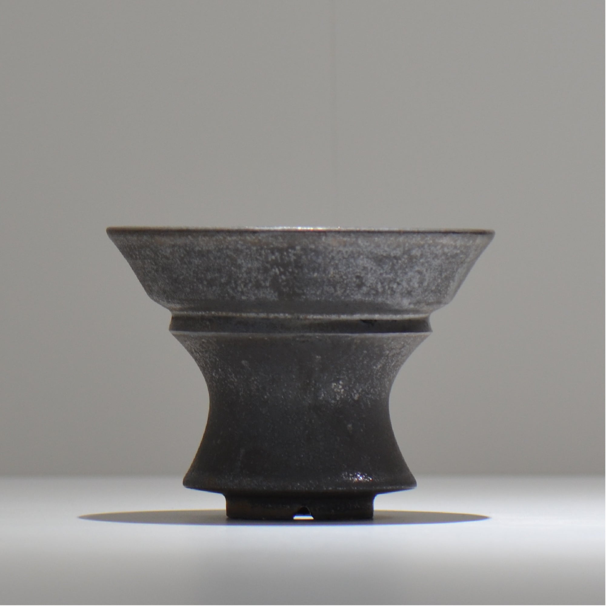 YATAGARASU / No.8 Type A 001 / L / 約 φ14.7cm / 植木鉢 – ハチラボ