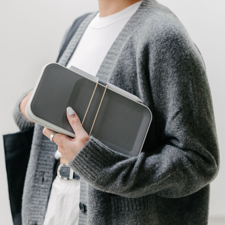 カフェでも移動中の席でも、一瞬で「マイデスク」 仕事道具を“好みの