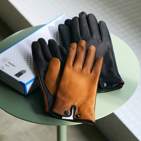 leather touch》東かがわ発！スマホに触れる、ロングセラーのレザー