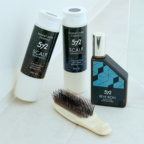 スカルプブラシ》コシの強い572本のピンが、皮脂汚れをかき出す｜572