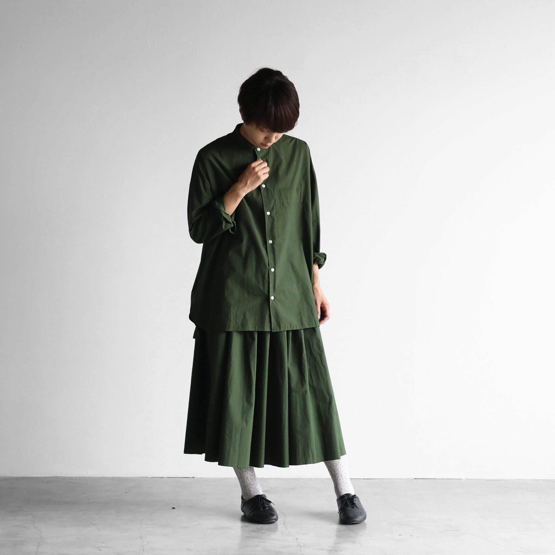 オーガニックコットンバンドカラーオーバーシャツ（エバーグリーン