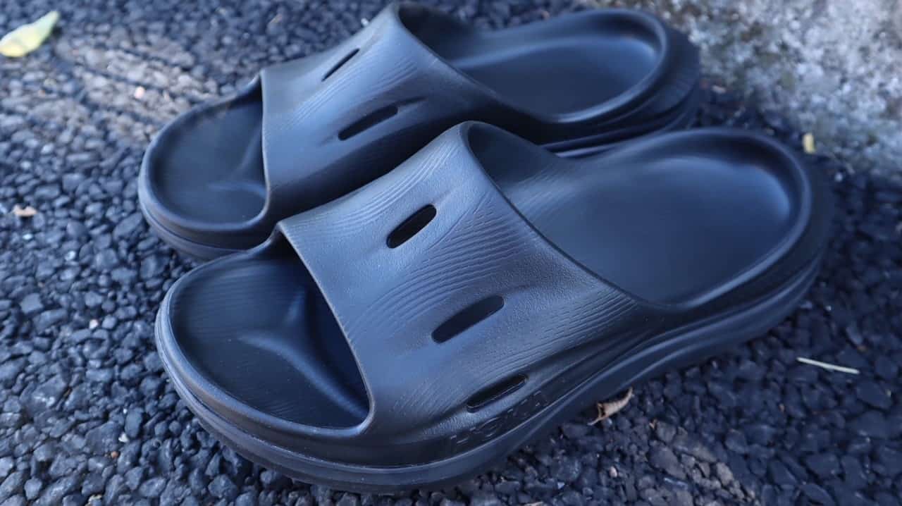 ホカオネオネ】リカバリースライド3のレビュー！流線型のデザインが