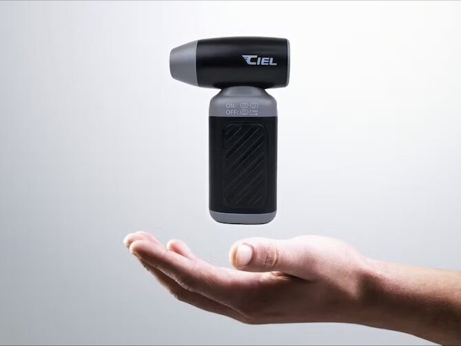 洗車後の水滴、秒速クリア！爆風モード搭載の小さな巨風CIEL