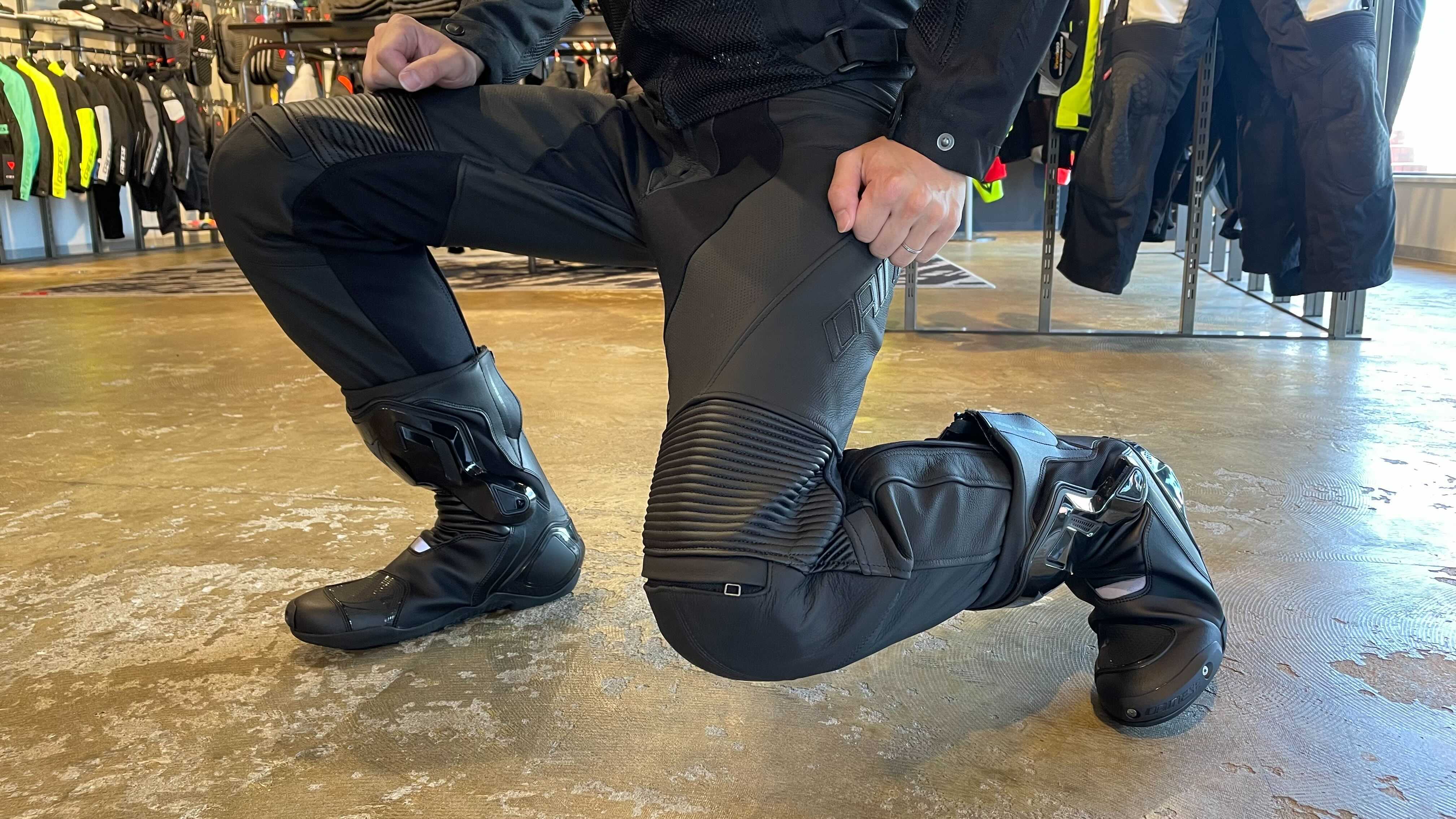 バイク用レザーパンツの基本ガイド｜素材・機能・季節別の選び方