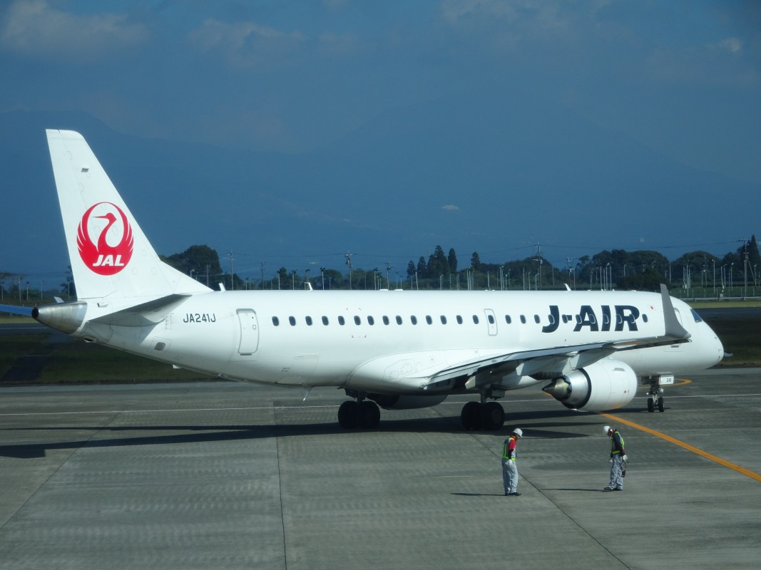 J-AIR E190を鹿児島空港にて撮影 - 気ままな飛行機人のプログ