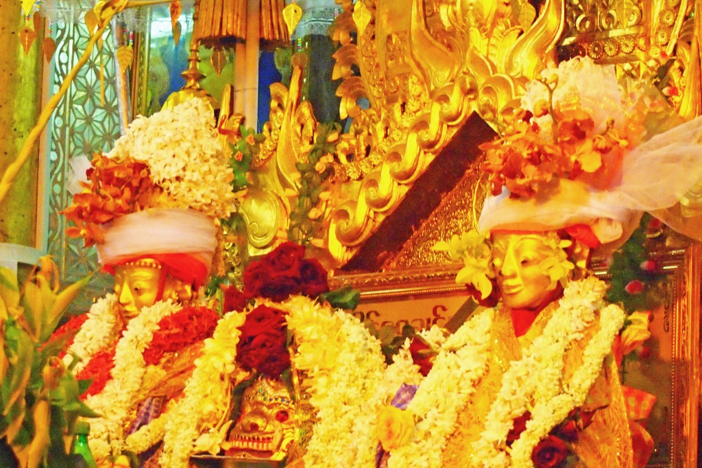 お札バラ撒き！ミャンマー全土から信者が集まるタウンビョン精霊祭が