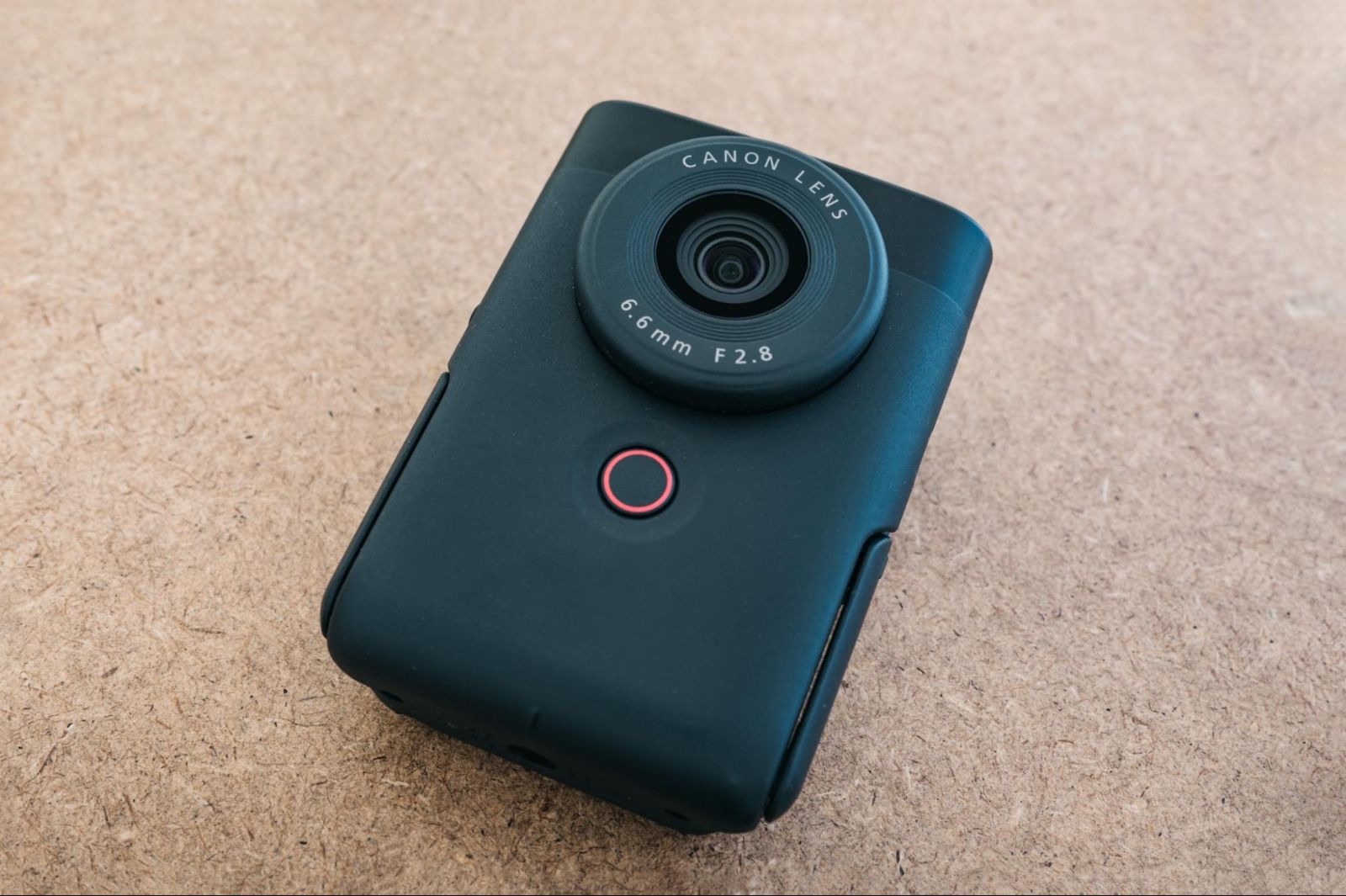 Vlogを始めるなら「PowerShot V10」で。スマホライクなのに本格動画