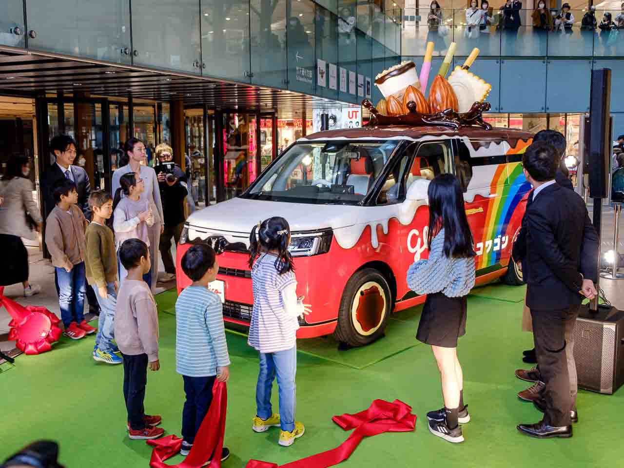 お菓子を載せて走る!?ワクワクと笑顔を届ける「グリコワゴン」2代目が