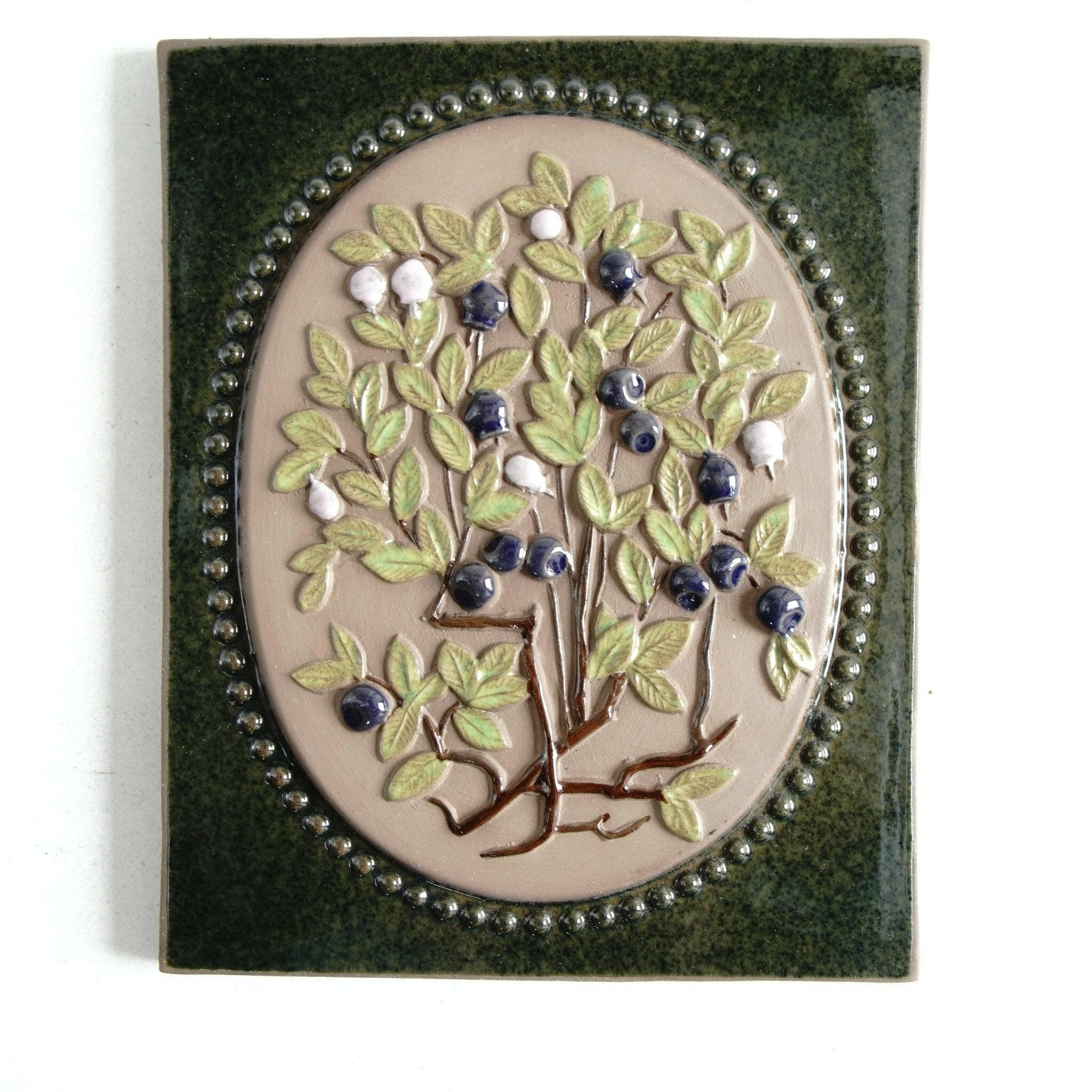 ジイ・ガントフタの陶板——スウェーデンの壁掛けアートの魅力 | 北欧