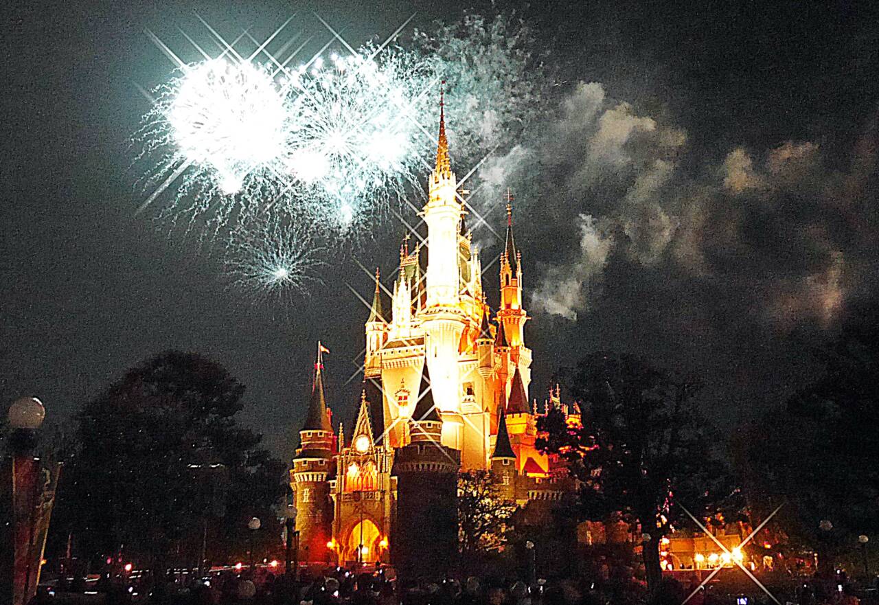 ディズニーで最近再開した花火が夏に休止。そこにある「事情」とは