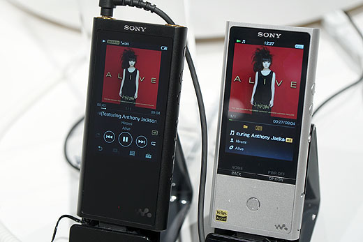 小型ボディのフラッグシップウォークマン『NW-ZX300』ショールーム展示