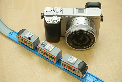 APS-Cミラーレス一眼”α6000”がシルバーカラーのボディ単体のみで販売