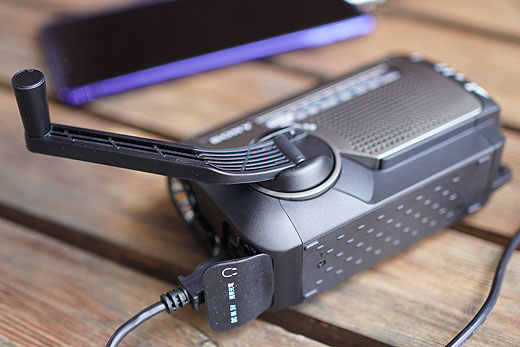 レビュー】ソーラー＆手回し充電の防災ラジオ『ICF-B99』でスマホを