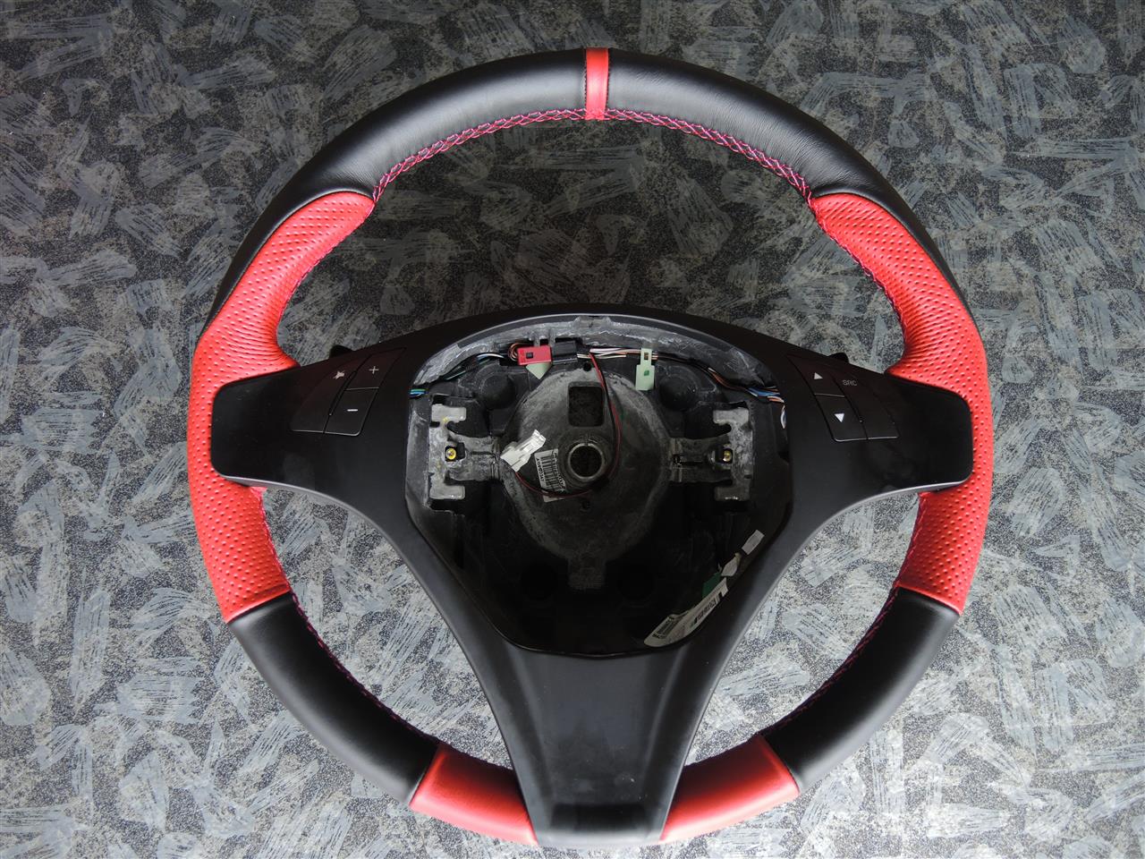 アルファロメオ ジュリエッタ ステアリングをカッコよく革巻き施工
