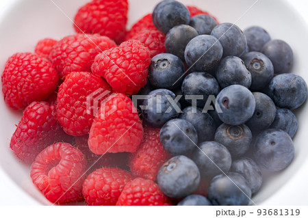 ラズベリーとブルーベリーの写真素材 [93681319] - PIXTA