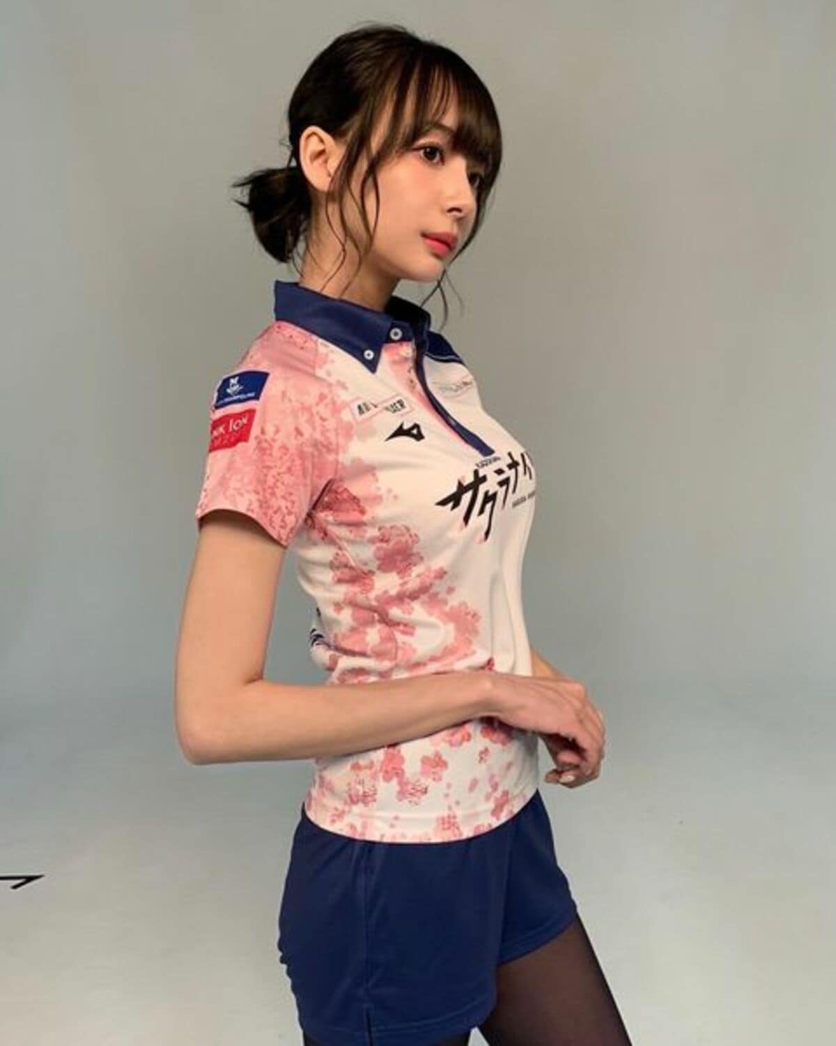 モデル雀士・岡田紗佳がサクラナイツの新ユニフォーム姿を公開
