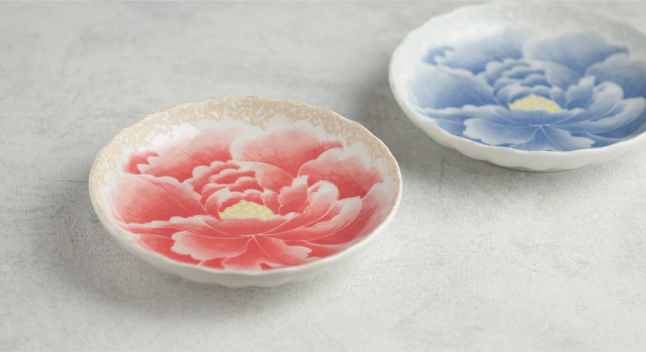 出石焼 牡丹刻 輪花皿 十九客 時代箱付 N 7093A 出石焼 牡丹刻 輪花皿