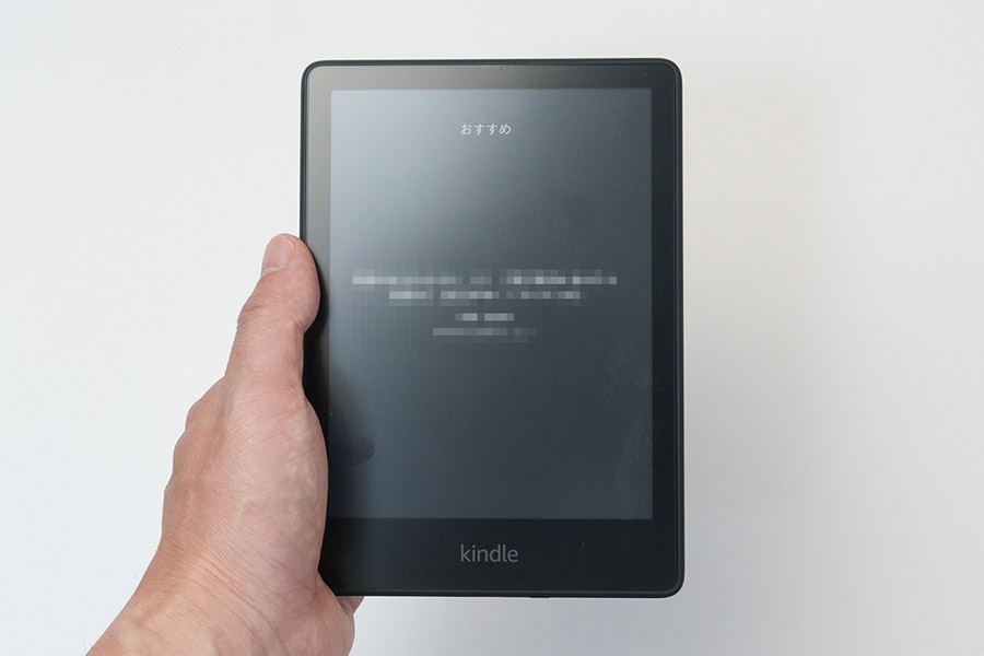 Kindle Paperwhite 第11世代 6.8インチを片手持ち | トキブログ