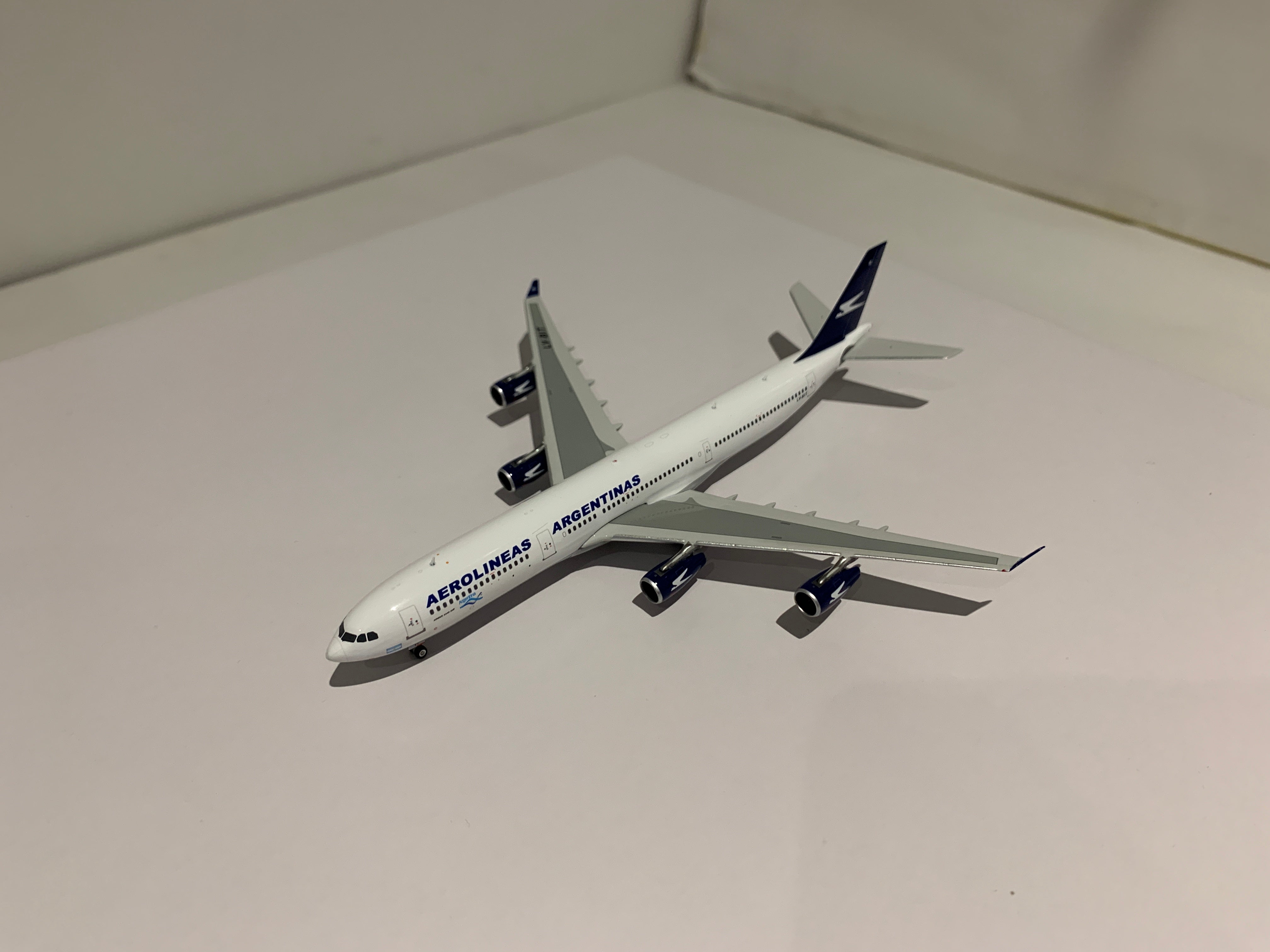 Phoenix A340-300 アルゼンチン航空 LV-BIT 1/400[11895]