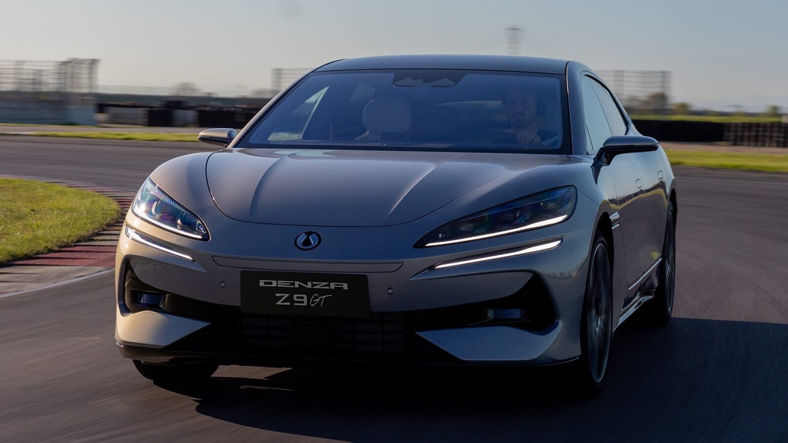 945馬力！BYDの高級ブランド「デンツァ」の新型EVワゴン、Z9 GTが英国