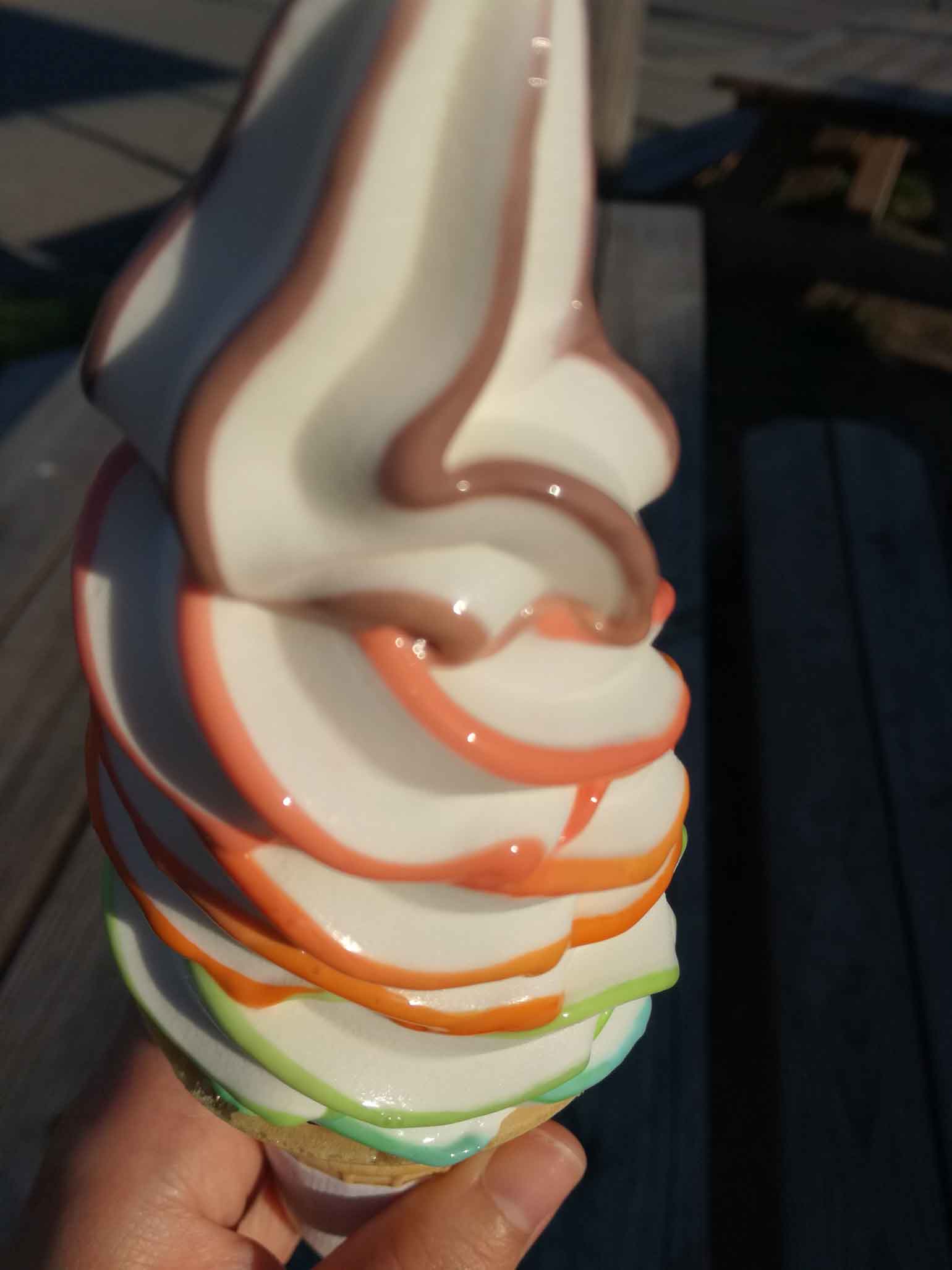 青空に映える！レインボーソフトクリーム | TORJA