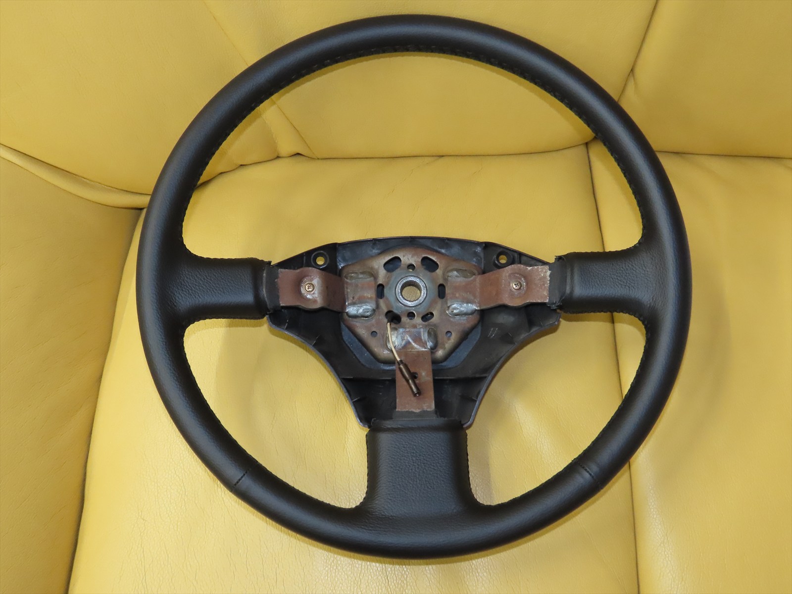 トヨタ：ランドクルーザーの純正ステアリングハンドルの本革巻き直し