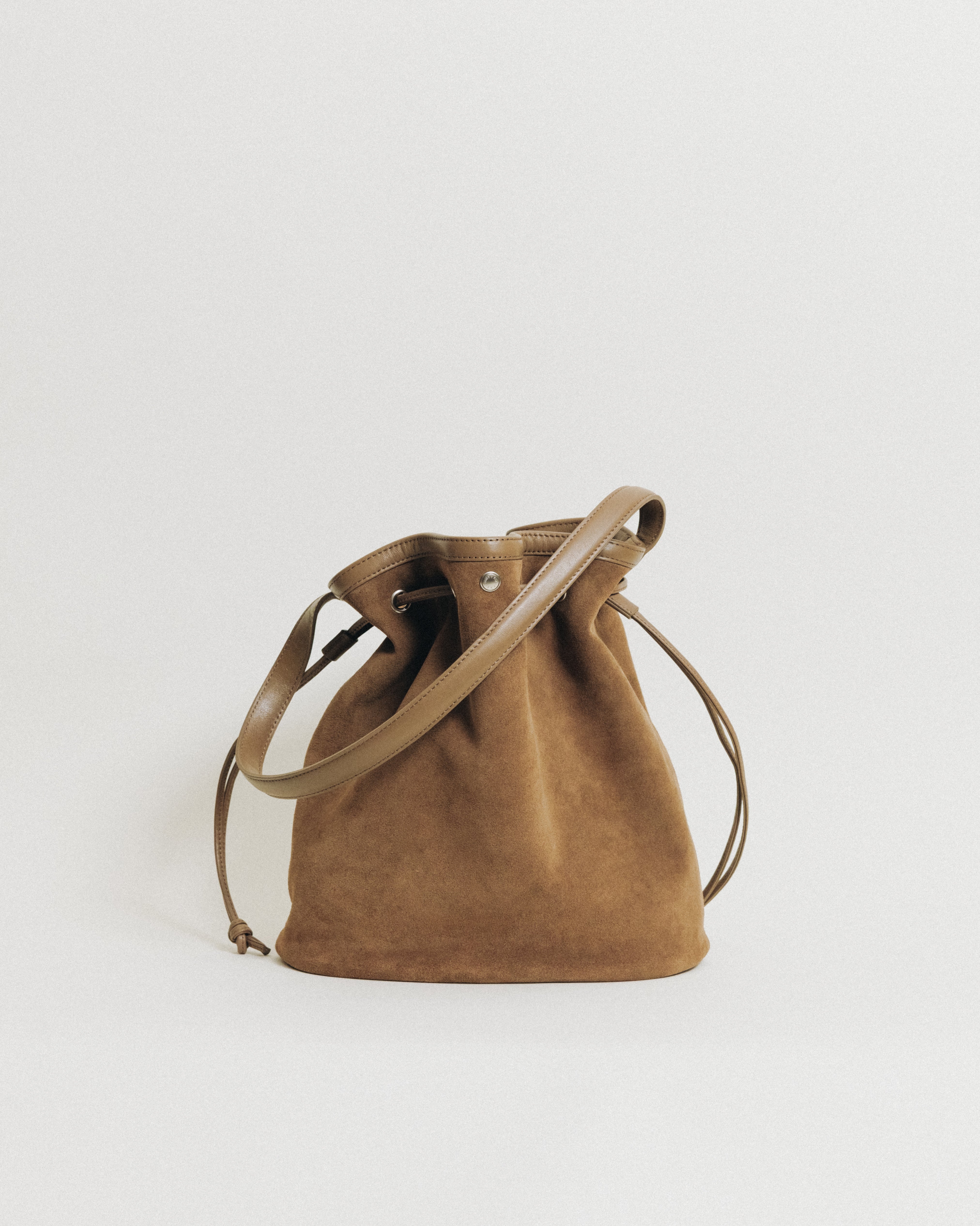 SAC COQUILLE BUCKET SUEDE BEIGE – TOUT Y EST JP
