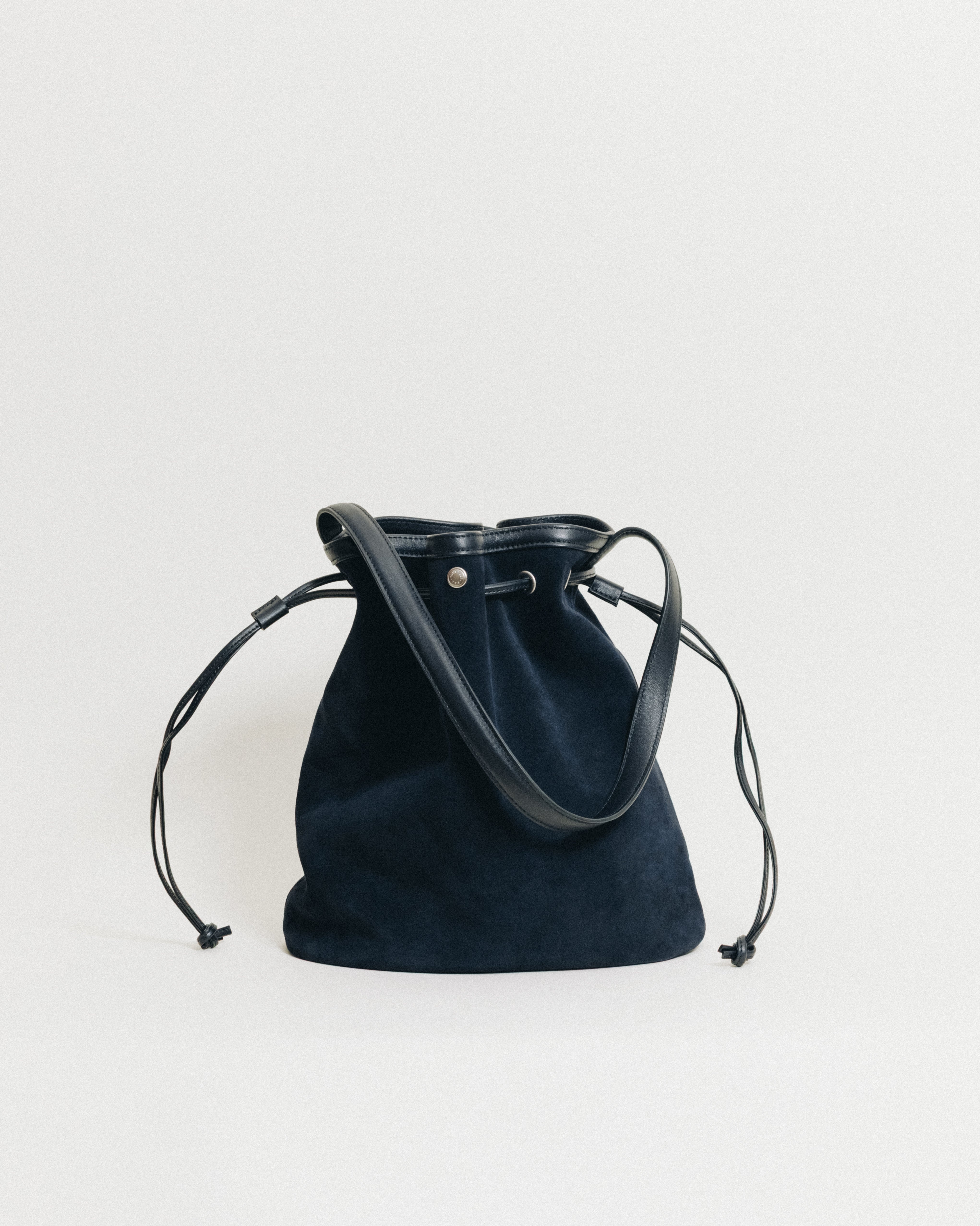 SAC COQUILLE BUCKET SUEDE NAVY – TOUT Y EST JP
