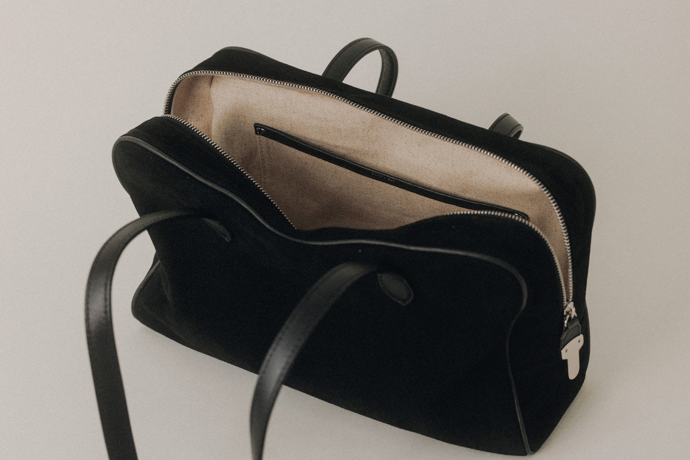 SAC LOQUET SUEDE BLACK – TOUT Y EST JP