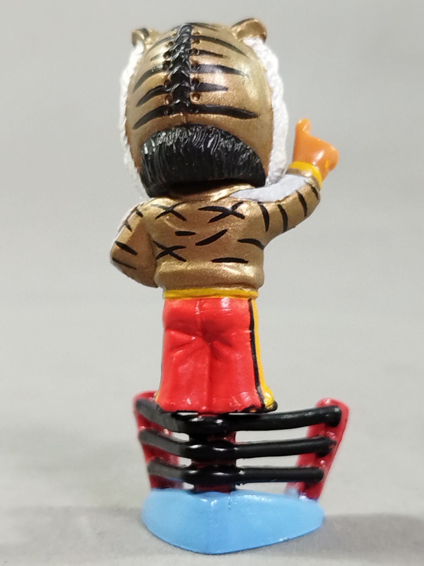 4代目タイガーマスク(ジャケット着用コーナーポスト) – 闘道館