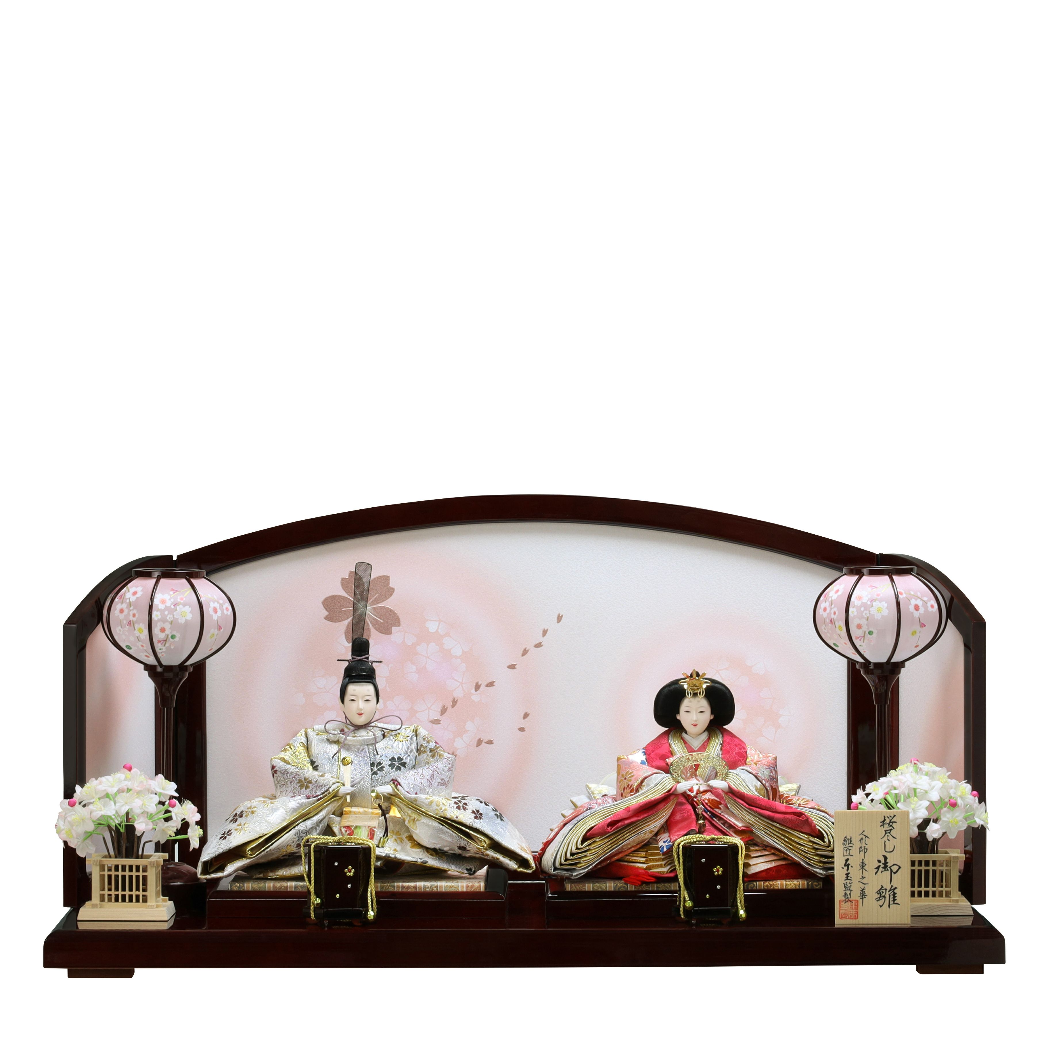 御殿飾り」は京の御所・紫宸殿（ししんでん）を模しています | 人形の東玉