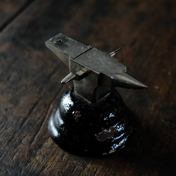 時計職人の金床（かなとこ / アンビル）木箱付き – zakka store towi