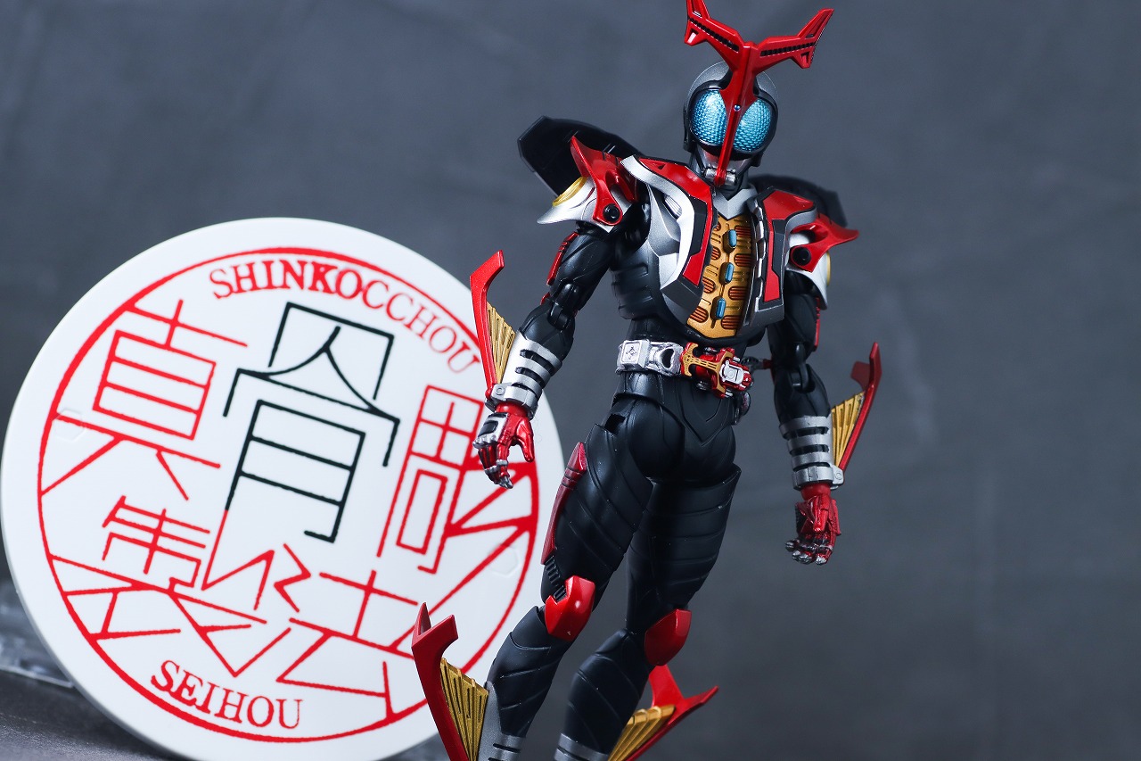 S.H.フィギュアーツ 真骨彫製法 仮面ライダーカブト ハイパーフォーム