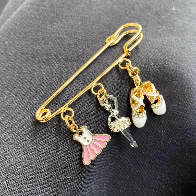 楽天市場】ブローチ バレエ アクセサリー ピンブローチ キーホルダー