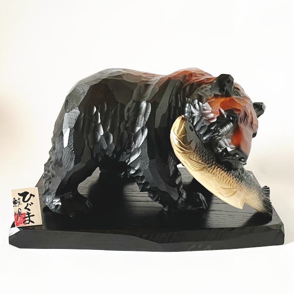 楽天市場】一品作 木彫りの鮭をくわえた熊の置物 10号 置台付き
