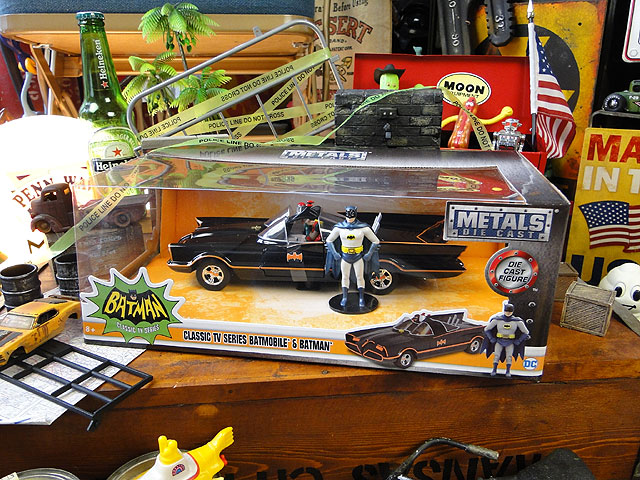 楽天市場】クラシックTVシリーズ バットモービル ダイキャストミニカー