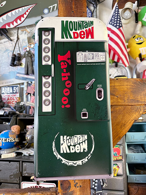 楽天市場】マウンテンデュー 自動販売機型エンボスティンサイン