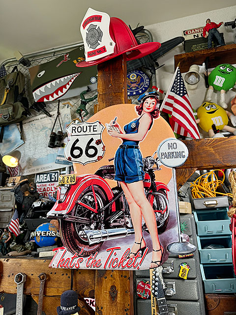 楽天市場】ポリスガール ピンナップガール エンボス ティンサイン