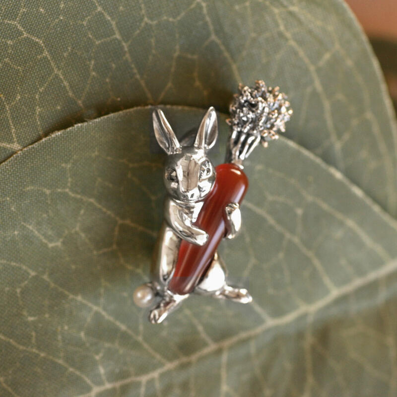 楽天市場】【碌山】 シルバー カーネリアン うさぎ にんじん ブローチ