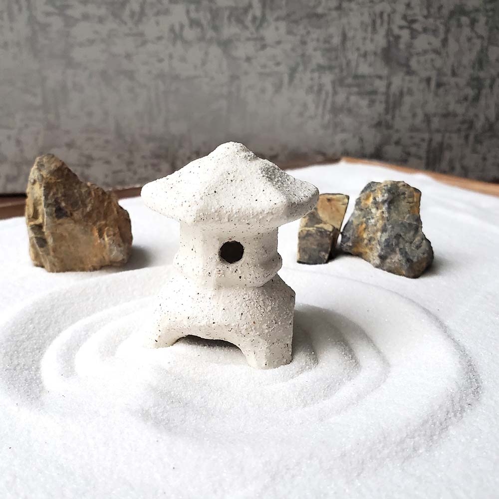 楽天市場】ミニチュア 置物 飾りフィギュア 灯篭（トウロウ）三つ足