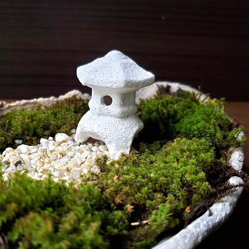 楽天市場】ミニチュア 置物 飾りフィギュア 灯篭（トウロウ）三つ足