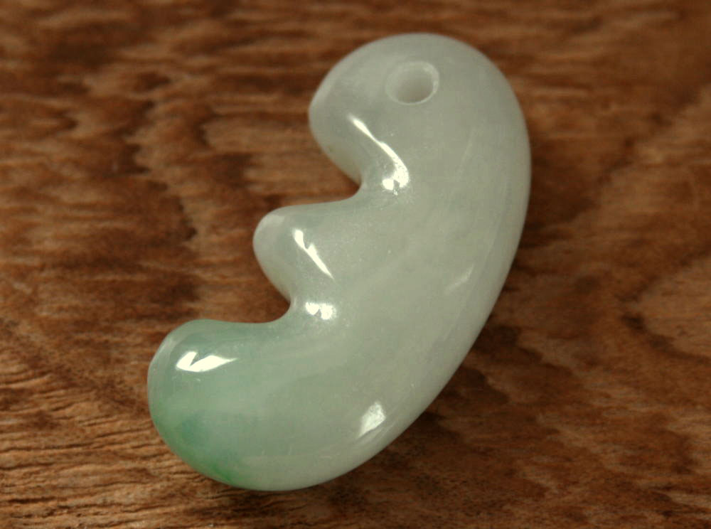 楽天市場】糸魚川翡翠勾玉 M06035豊翠 作43mm*29mm*15mm : 糸魚川