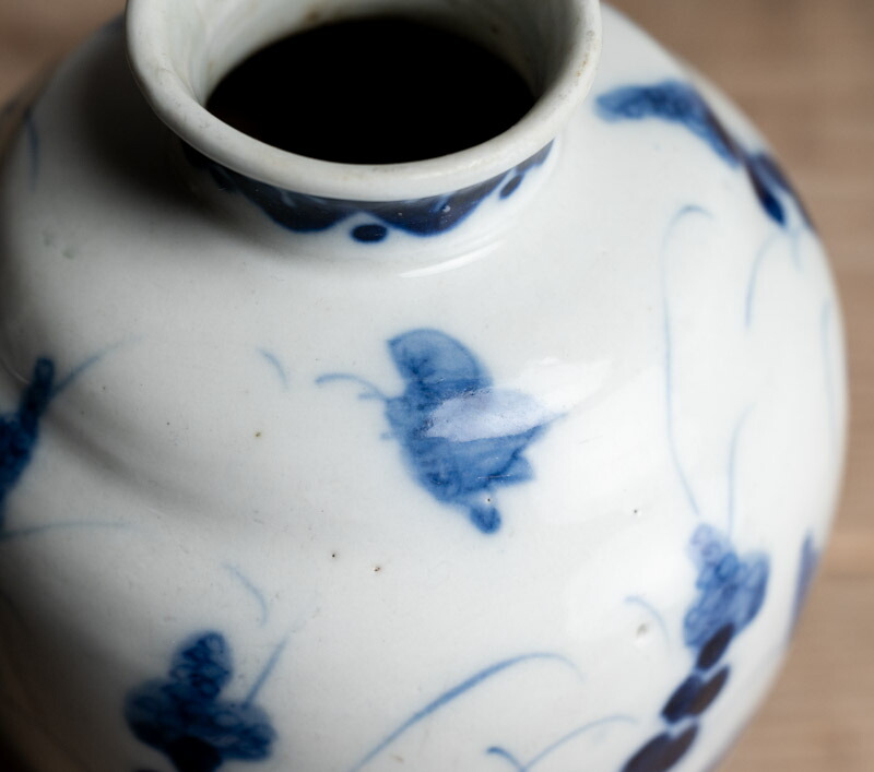 楽天市場】骨董○伊万里染付花蝶文花瓶○ | 明治時代-19世紀頃 | 肥前