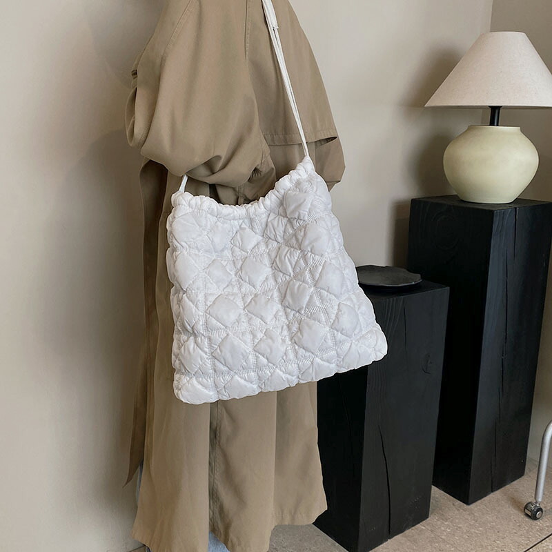 楽天市場】キルティングショルダートートバッグ ホワイト/ブラック